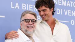 Cómo es la monstruosa versión de “Frankenstein” del mexicano Guillermo del Toro que fue ovacionada por 13 minutos en el Festival de Cine de Venecia