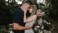 “Un cortejo meticulosamente coreografiado”: cómo la foto de compromiso de Taylor Swift y Travis Kelce hace eco de la simbología de 6 siglos de historia del arte