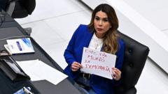 “Ha muerto la democracia”: las reacciones a la polémica reforma en El Salvador que permitirá la reelección presidencial indefinida