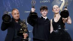 Premios Emmy 2025: estos son los ganadores de una gala dominada por la serie “Adolescencia”