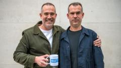 Por qué no deberías obsesionarte con dormir 8 horas y otros 3 consejos de salud de Chris y Xand van Tulleken, los médicos gemelos de la BBC