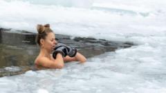 Qué tan buenos son para la salud los saunas y los baños en agua fría, según la ciencia